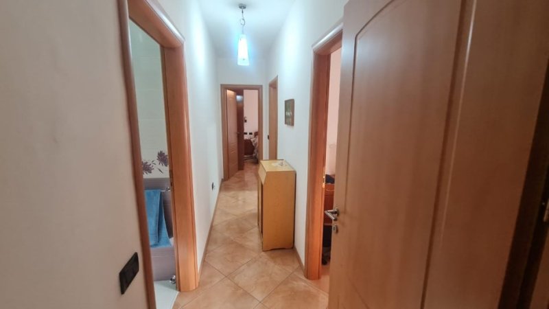 Tirane, jepet me qera apartament 2+1+Ballkon Kati 4, 120 m² 600 € (Rruga e kavajes)