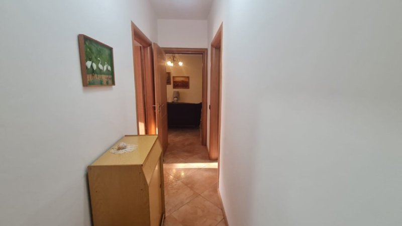 Tirane, jepet me qera apartament 2+1+Ballkon Kati 4, 120 m² 600 € (Rruga e kavajes)