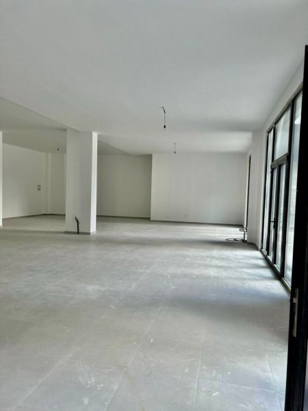 Tirane, jepet me qera ambjent biznesi Kati 0, 208 m² 4.351 € (Rr Kavajes)