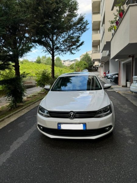 Tirane & Rinas, japim me qera makine Volkswagen Jetta Nafte, e bardhë automatik Kondicioner 100.000 km 35 €