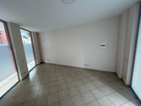 Tirane, jepet me qera ambjent biznesi Kati 0, 22 m² 250 € (Liqeni i Thate)