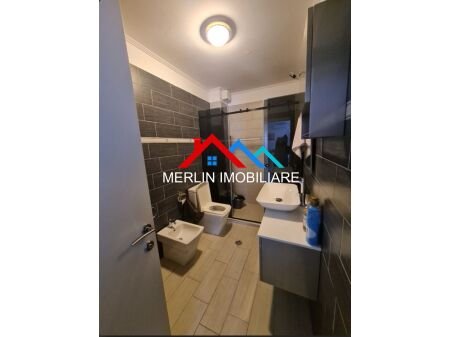 Tirane, jepet me qera apartament 3+1 Kati 2, 128 m² 800 € (Kopshti Botanik)