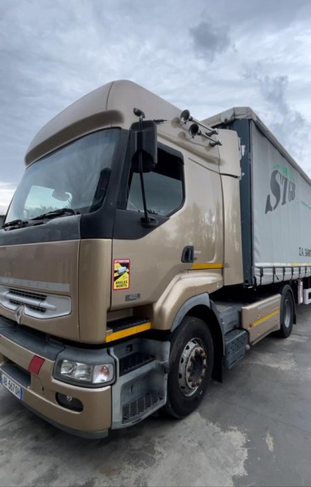 Lezhe, shes Kamion RENAULT Nafte, e argjendtë manuale Kondicioner 1 km 10.000 €
