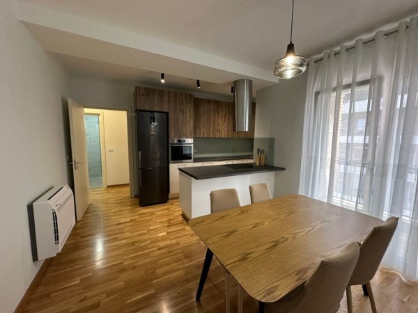 Tirane, jepet me qera apartament 2+1 Kati 6, 100 m² 700 € (Ali Dem)