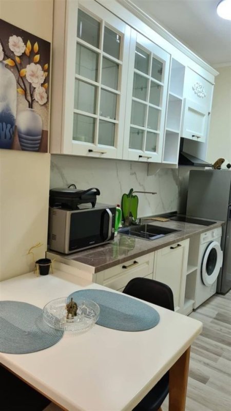 Tirane, jepet me qera apartament 1+1 Kati 3, 45 m² 500 € (Qender)