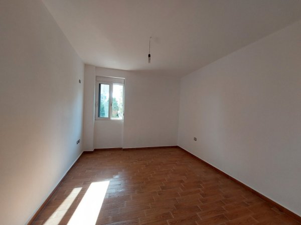 Vlore, shitet apartament 2+1+Ballkon Kati 2, 106 m² 200.000 € (Rruga Dhimitër Konomi)