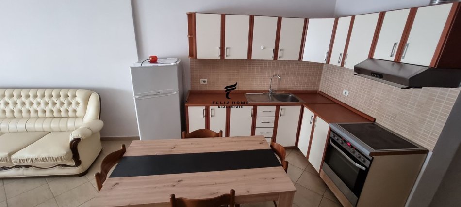 Tirane, jepet me qera apartament 1+1+Ballkon Kati 4, 74 m² 500 € (KOPSHTI BOTANIK)