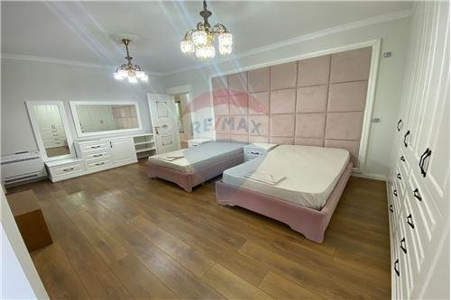 Tirane, jepet me qera apartament 2+1+A Kati 3, 98 m² 500 Euro (Don Bosco)