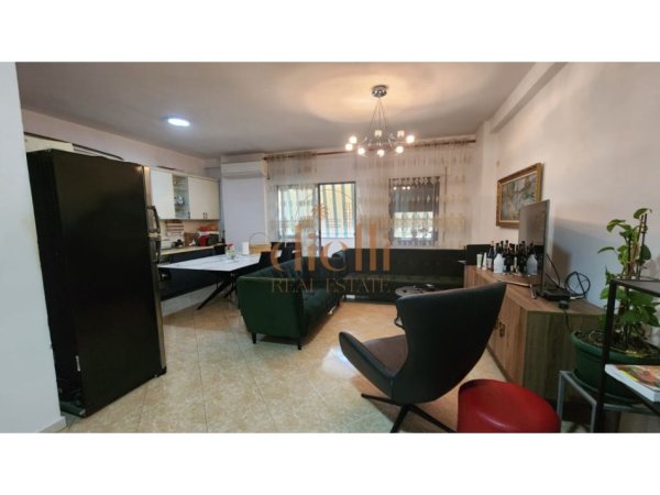 Tirane, jepet me qera apartament 2+1+Ballkon Kati 4, 110 m² 700 € (KOMUNA E PARISIT)