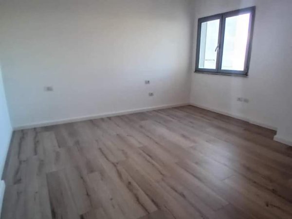 OKAZION! Tek Zogu Zi, Perball Ring Center Shitet Super Apartament 1+1 me Pamje FANTASTIKE. Sipërfaqja 76 m². Cmimi 145.000 Euro ( Zogu Zi, Pallati Qatar Center )