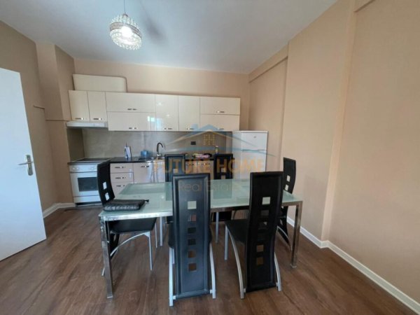 Tirane, jepet me qera apartament 2+1+Ballkon Kati 10, 83 m² 450 € (UNAZA E RE)