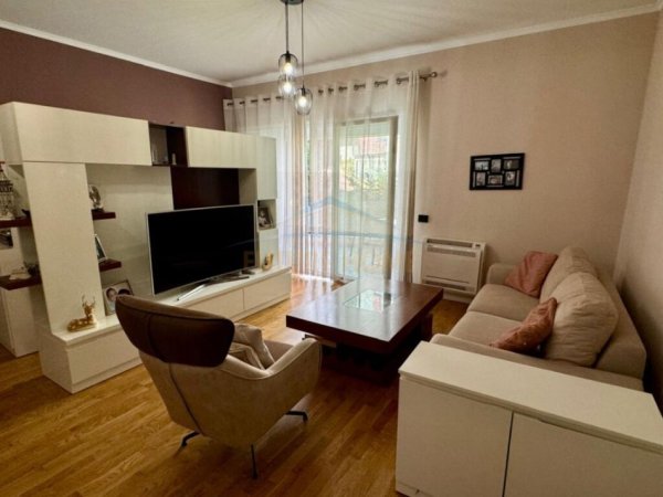 Tirane, shitet apartament 1+1+Ballkon Kati 2, 70 m² 140.000 € (Kopeshti Botanik)