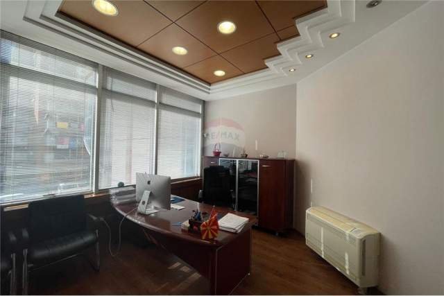 Tirane, jepet me qera zyre Kati 1, 95 m² 2.000 Euro (Kompleksi Delijorgji)