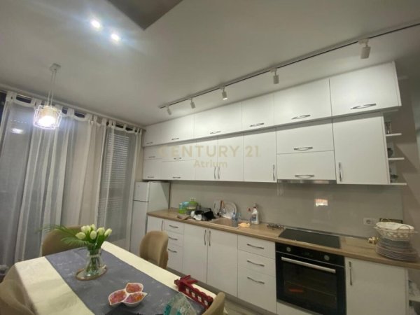 Tirane, jap me qera apartament 2+1 Kati 7, 95 m² 700 € (Materniteti i Ri)