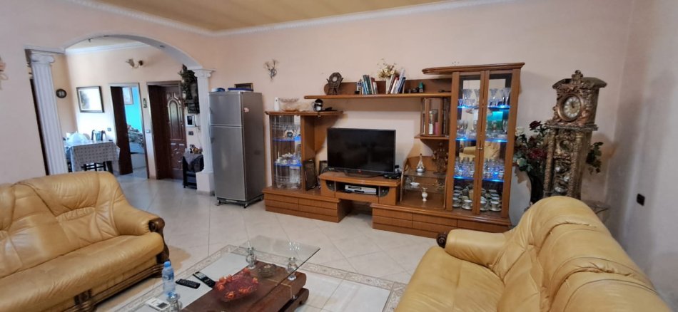 Tirane, jap me qera apartament 2+1+Ballkon Kati 3, 120 m² 400 € (ALI DEM, RRUGA DISHA)