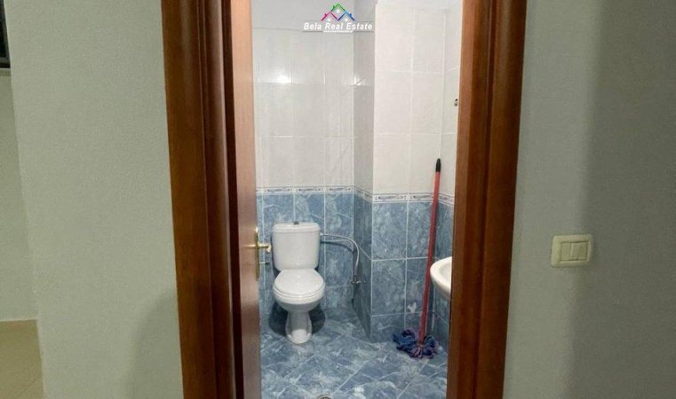 Tirane, jepet me qera dyqan Kati 1, 178 m² 500 € (fresku)