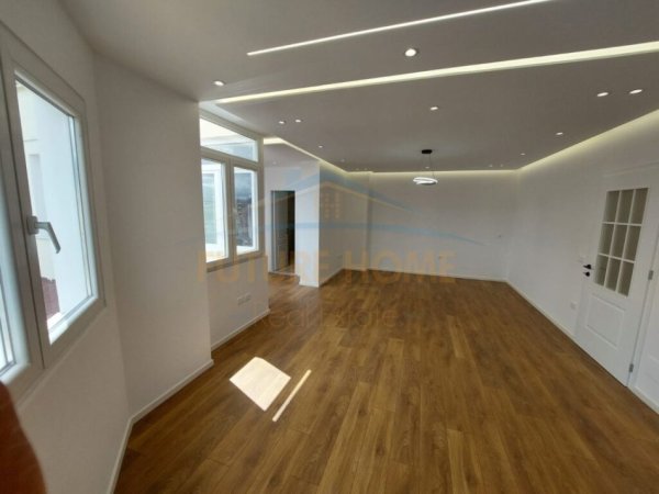 Tirane, shitet apartament 2+1+Ballkon Kati 10, 100 m² 215.000 € (Rruga Barrikadave)