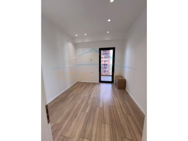 Tirane, jepet me qera zyre Kati 9, 116 m² 1.500 € (Rruga e Kavajes)