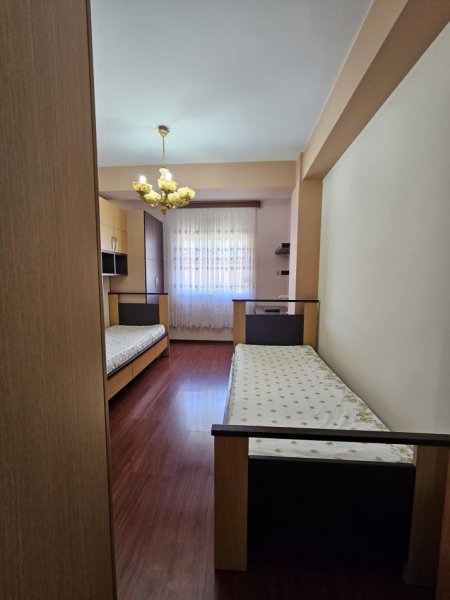 Tirane, jepet me qera apartament 2+1 Kati 4, 104 m² 500 € (Kopshti Botanik)