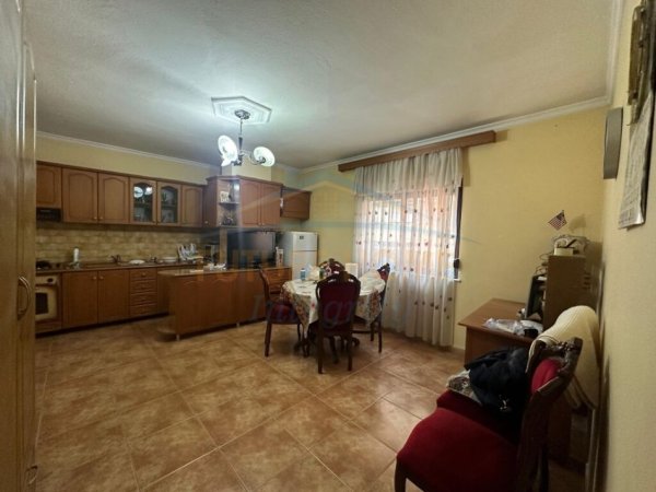 Tirane, shitet apartament 2+1+2 Kati 2, 96 m² 300.000 € (Blloku)