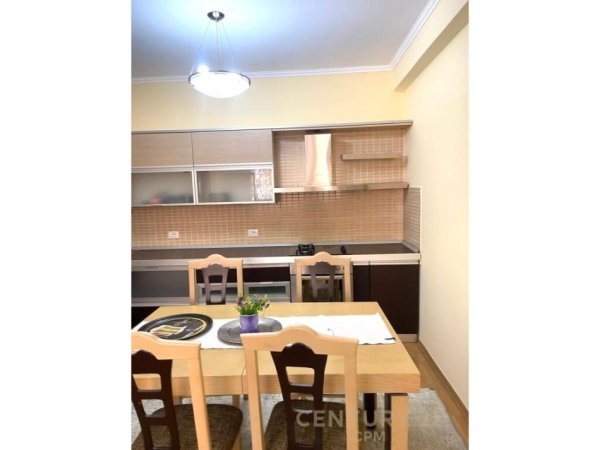 Tirane, jepet me qera apartament 2+1 Kati 3, 110 m² 700 € (kompleksi Kika 1, ne Komunen e Parisit,)