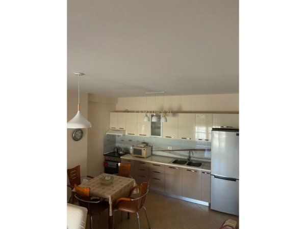 Tirane, jepet me qera apartament 1+1+Ballkon Kati 9, 70 m² 550 € (Komuna e Parisit, prane Big Market lulishtja)