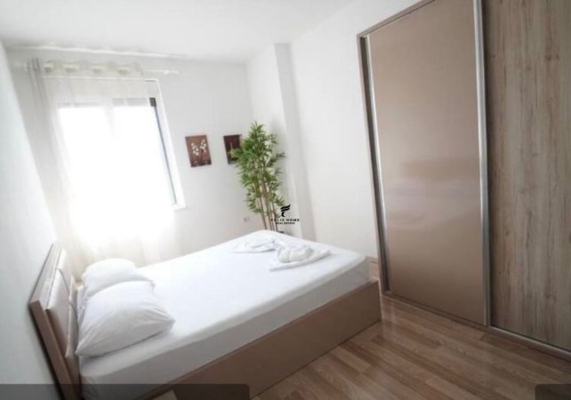 Tirane, jepet me qera apartament 1+1+Ballkon Kati 3, 70 m² 750 € (QENDER)