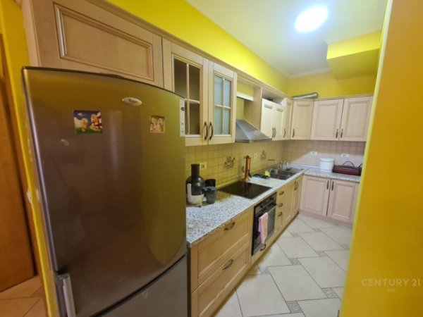 Tirane, shitet apartament 2+1 Kati 2, 102 m² 180.000 € (OKAZION!!! apartament prane qendres se Tiranes, tek Kompleksi Halili, afersisht 1760 Euro/meter2)