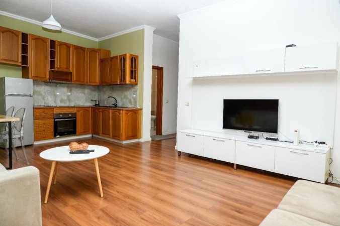 Tirane, jepet me qera apartament 1+1 Kati 4, 75 m² 650 € (Qender)