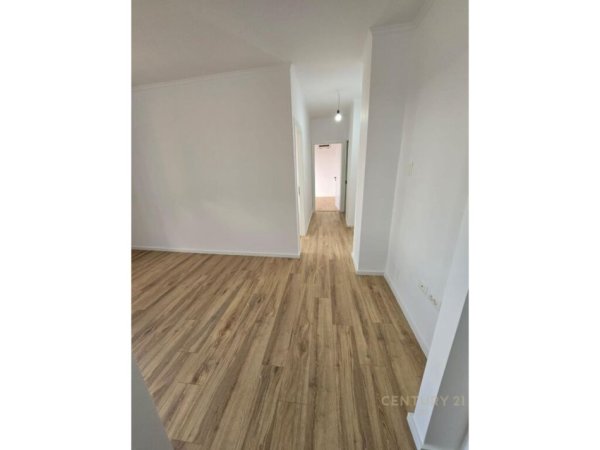 Tirane, shitet apartament 2+1+Ballkon Kati 5, 132.000 € (Apartament 2+1 ne Xhamllik, pallat i ri)