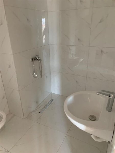 Tirane, jepet me qera apartament 2+1 Kati 6, 74 m² 600 € (Ali Demi)