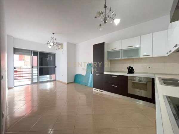 Tirane, shitet apartament 2+1 Kati 2, 108 m² 165.000 € (ndodhet Buze autostrades tek rrethrrotullimi i Selites , Tiranë)