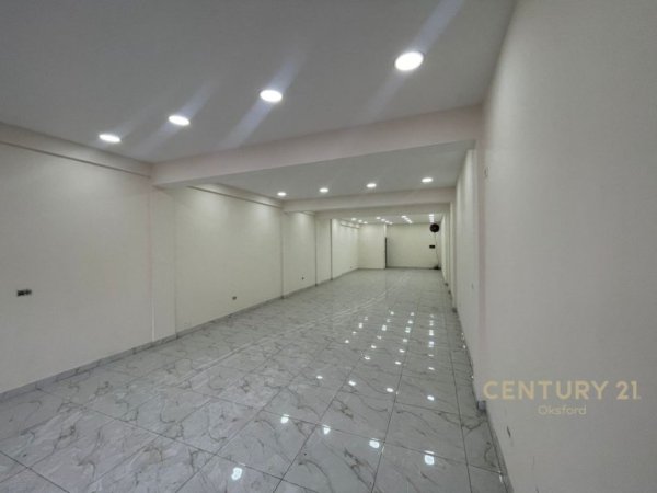 Tirane, jepet me qera ambjent biznesi , 110 m² 600 € (Ambient komercial për qira buze rruges Dritan Hoxha, Tirane)