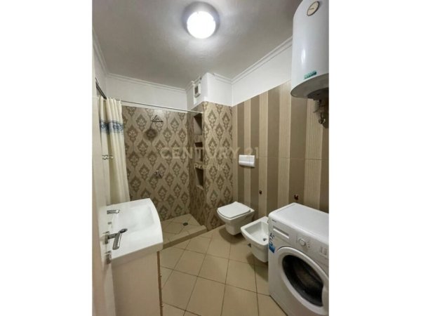 Tirane, jepet me qera apartament 2+1 , 100 m² 700 € (apartament 2+1 i vendosur prane Lion Park. prane parkut te Liqenit)