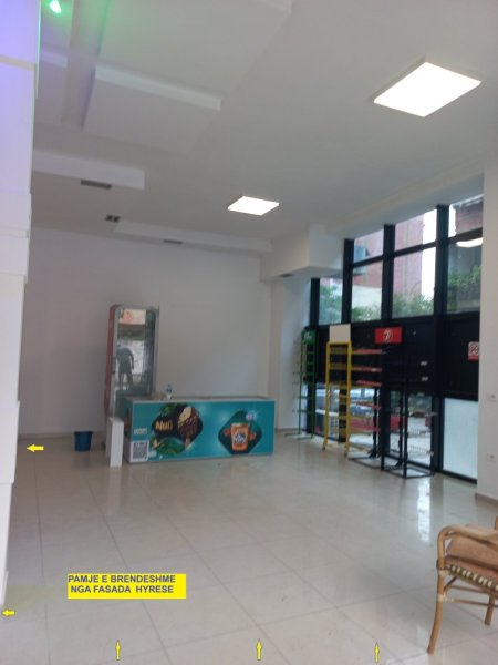 Tirane,Me Qera Ambjent Biznesi, ideale për; klinik, laborator, estetik-dermatologji, market, pastiçeri, paparukeri, studio ligjore/kontabël etj, kati 0, pallat ri, sip.85m², plus 50m2 verand, qera 850 €/muaj, në rr.Arkitekt Kasemi, 80m larg nga Ura Brrylit dhe 100m nga kryqzimi rr.H.Tahsin me Unazën