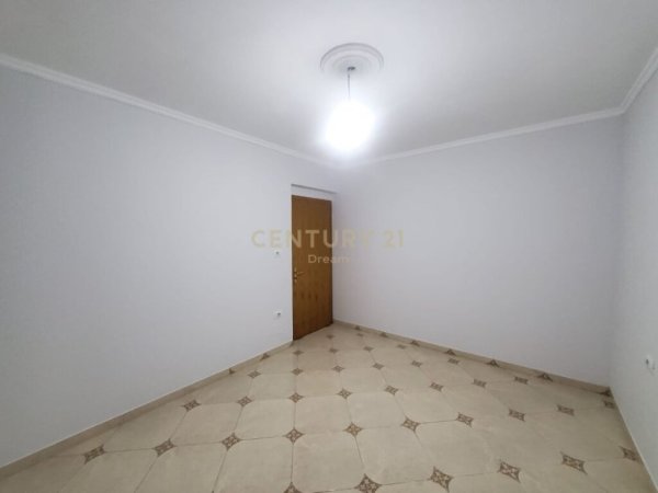 Tirane, shitet apartament 1+1 Kati 1, 66.000 € (ne Kinostudio prane Shkolles "Gjon Buzuku")