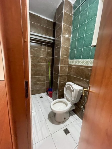 Tirane, jepet me qera zyre Kati 2, 100 m² 800 € (mine peza)