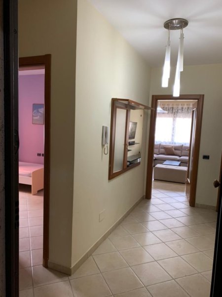 Tirane, jepet me qera apartament 2+1 Kati 2, 103 m² 900 € (qender)