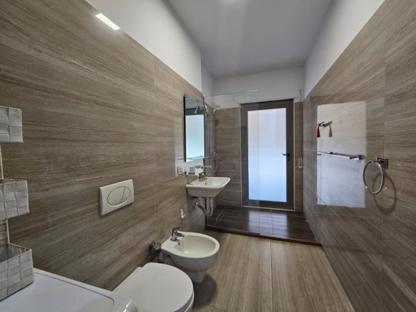 Tirane, jepet me qera apartament 3+1 Kati 7, 130 m² 1.000 € (Rruga Kavajes)