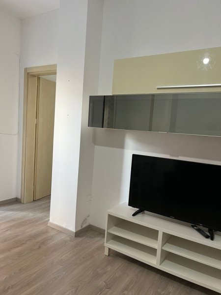 Tirane, jepet me qera apartament 3+1 Kati 1, 81 m² 500 € (Kinostudio)