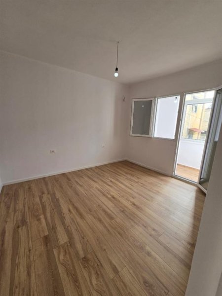 Tirane, shitet apartament 2+1+Ballkon Kati 3, 75 m² 129.000 € (Oxhaku)