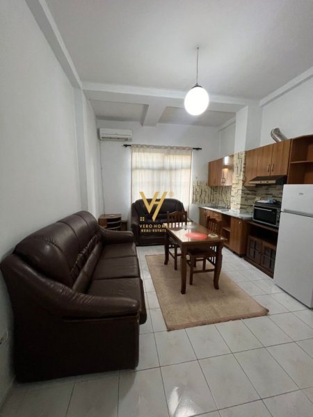 Tirane, jepet me qera apartament 1+1+Ballkon Kati 1, 64 m² 600 € (QENDER)