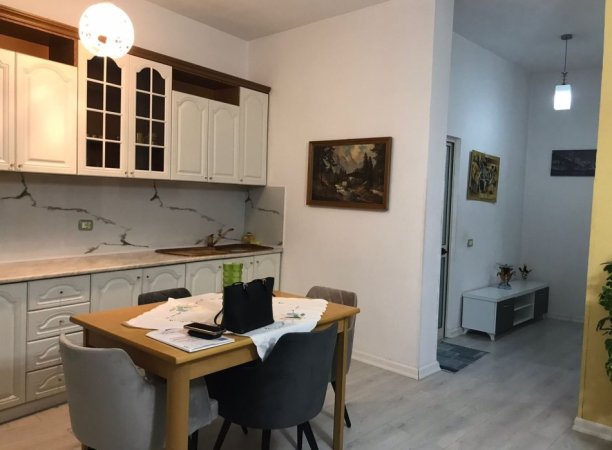 Tirane, jepet me qera apartament 1+1 Kati 2, 75 m² 650 € (Rruga Bardhok Biba)