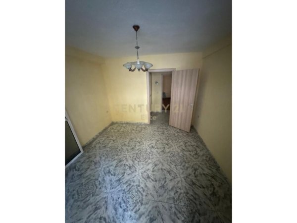 Tirane, shitet apartament 1+1 Kati 1, 109.000 € (prane sheshit Willson)