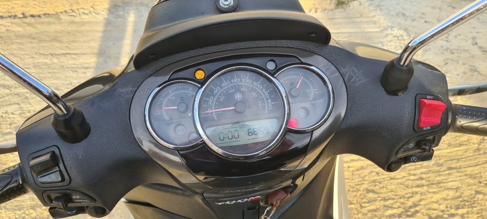 Tirane, shes Scooter Piaggio , gri e erret 68.700 km 3.000 €