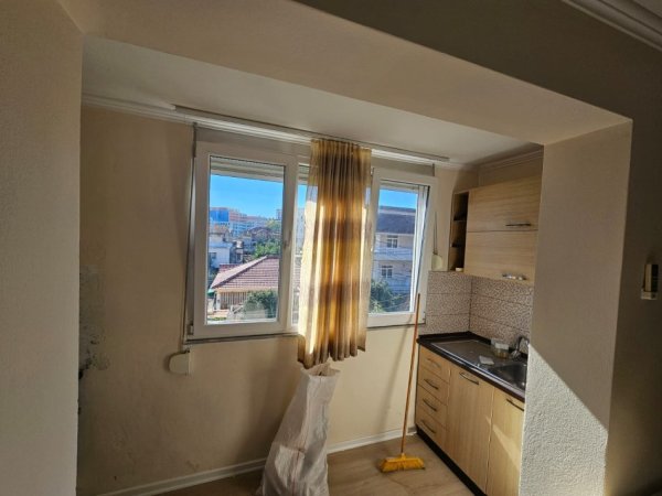 Tirane,Shitet apartament i rinovuar, tipit 1+1+Ballkon, në kati 3, pallat ekzistues me tulla 3-katësh, sip.48 m², Cmimi 72'000 €, në rr. Ali Demi, përballë Shkollës 9-Vjeçare "Kushtrimi i Lirisë" 300m larg Maternitetit të Ri, Tiranë