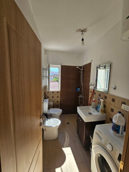 Tirane,Shitet apartament i rinovuar, tipit 1+1+Ballkon, në kati 3, pallat ekzistues me tulla 3-katësh, sip.48 m², Cmimi 72'000 €, në rr. Ali Demi, përballë Shkollës 9-Vjeçare "Kushtrimi i Lirisë" 300m larg Maternitetit të Ri, Tiranë