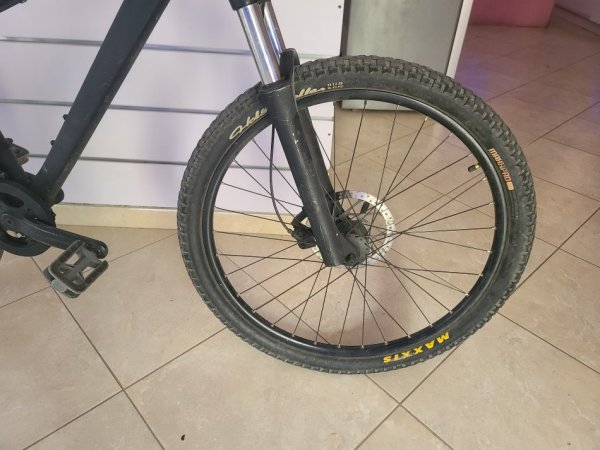 Tirane, Biciklet 26ce Sportive e zeze  10 marshe Mbrapa dhe 2 Para.  Pjes origjinale shimano. Goma maxxis para dhe mbrapa . Super akse si ne mes si mbrapa per shpejtesi 🔥 Trup Alumini & Shal Me Suspacion Per Komoditet Ne Rruge me Gropa👌300€