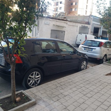 Tirane, Shitet Automjet Volsvagen - Golf 5 Naftë, e zezë manuale, 258.817 km 3.500€ )