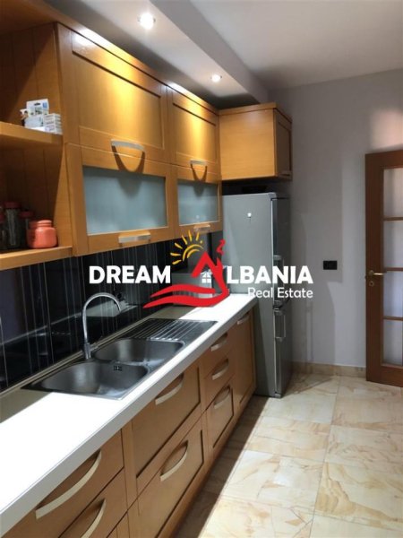 Tirane, jepet me qera apartament 3+1+Ballkon Kati 6, 136 m² 1.000 € (Myslym Shyri)